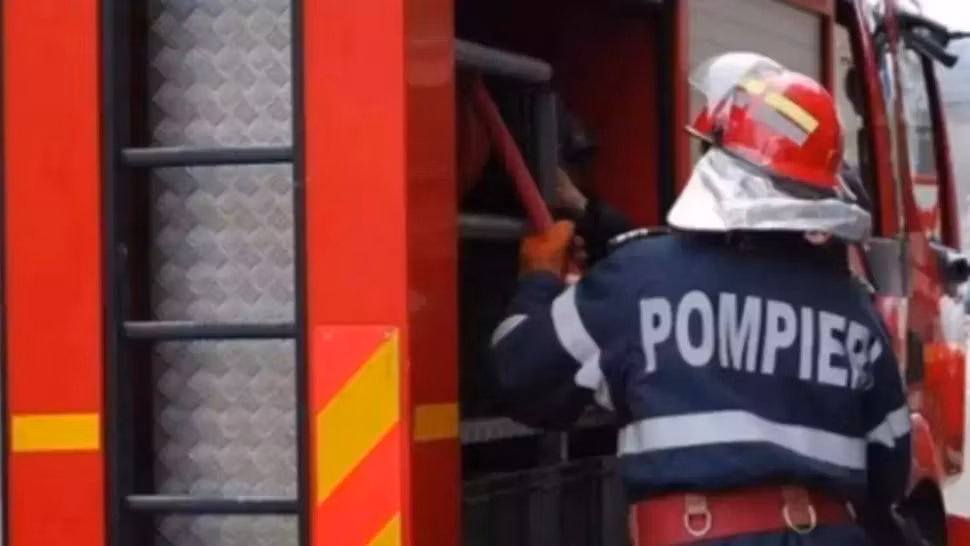 INCENDIU puternic la Brașov: zeci de oameni, inclusiv copii, evacuați dintr-o clădire în flăcări