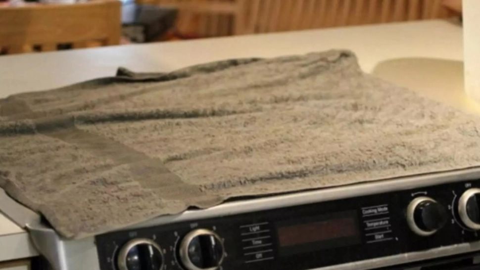 A acoperit aragazul cu un prosop umed. Trucul secret al acestei gospodine dă rezultate fantastice