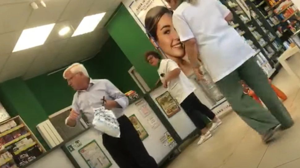  Imagini șocante, primarul din Roșiorii de Vede a lovit un tânăr într-o farmacie - VIDEO