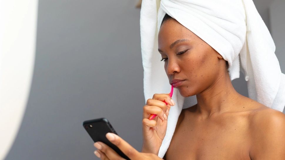 De ce NU este recomandat să folosești telefonul în baie? Riscurile uriașe la  care te expui