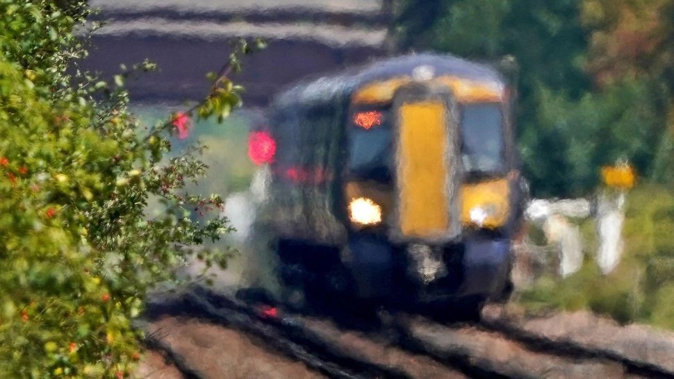 Cod ROȘU pe calea ferată. CFR anunță restricții de viteză și întârzieri semnificative, din cauza temperaturilor extreme