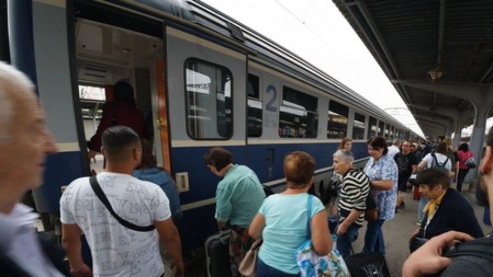 CFR schimbă regulile călătoriilor cu trenul, începând de azi.  Apar biletele metropolitane
