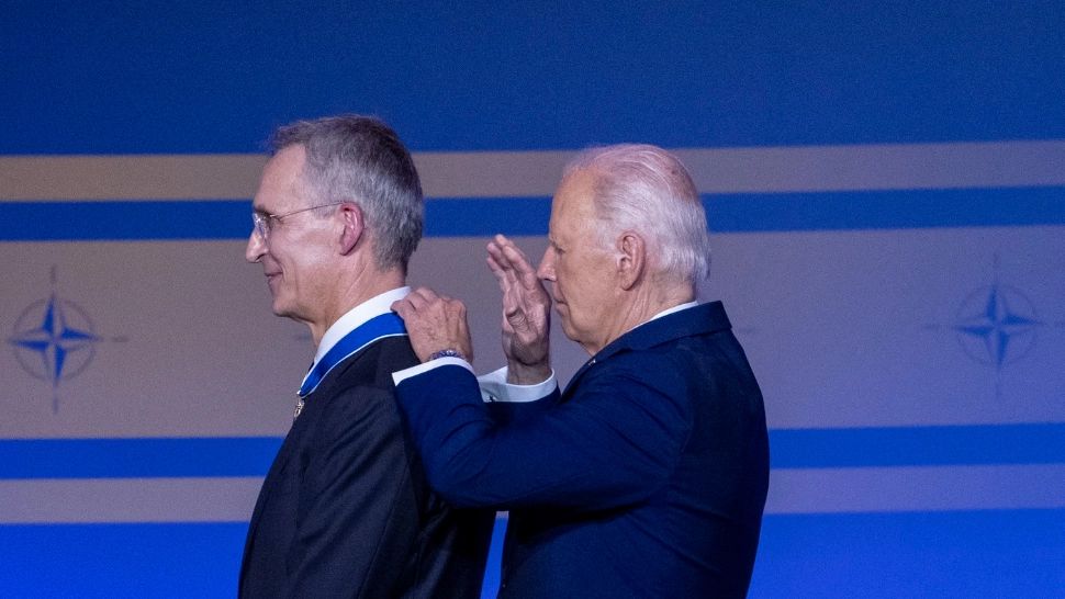 Biden, o nouă gafă uriașă la summitul NATO. A început să citească instrucțiuni de regie. Cine l-a ajutat să nu se facă de râs? - VIDEO