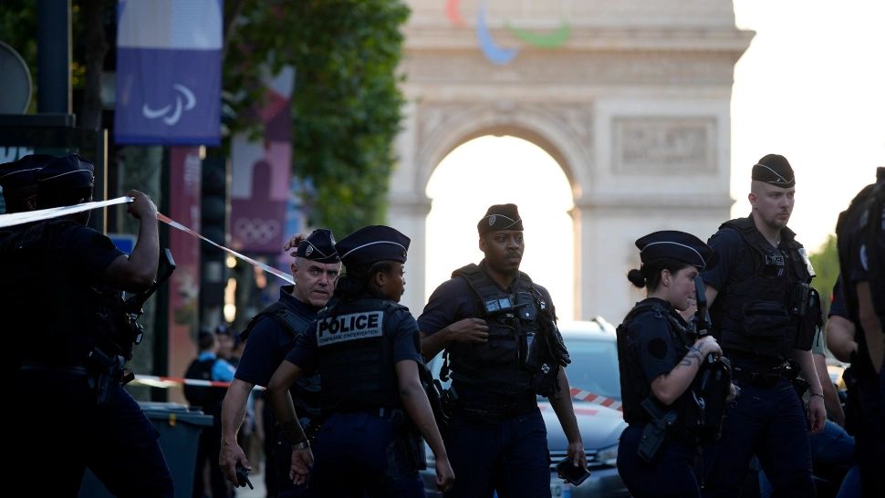 Poliţist, atacat cu un cuţit la Paris. Atacatorul, rănit grav după ce a fost împușcat de colegii agentului: o posibilă motivație teroristă, exclusă de autorități