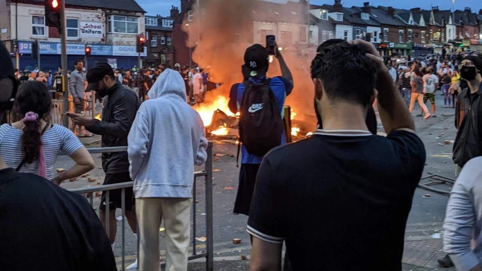 Scandal uriaș în Anglia: bătaie în stradă între români și polițiștii englezi. Violențele au atins cote inimaginabile: oamenii au dat foc unui autobuz