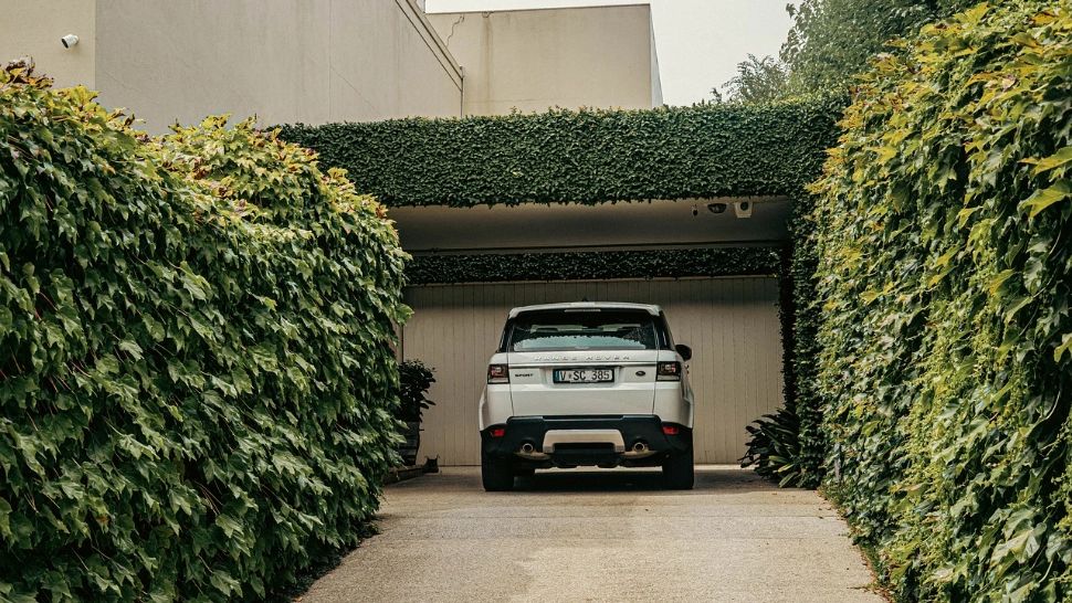 Amenzi uriașe pentru românii care stau la curte: Acest lucru este total interzis și îți aduce Poliția Locală la poartă