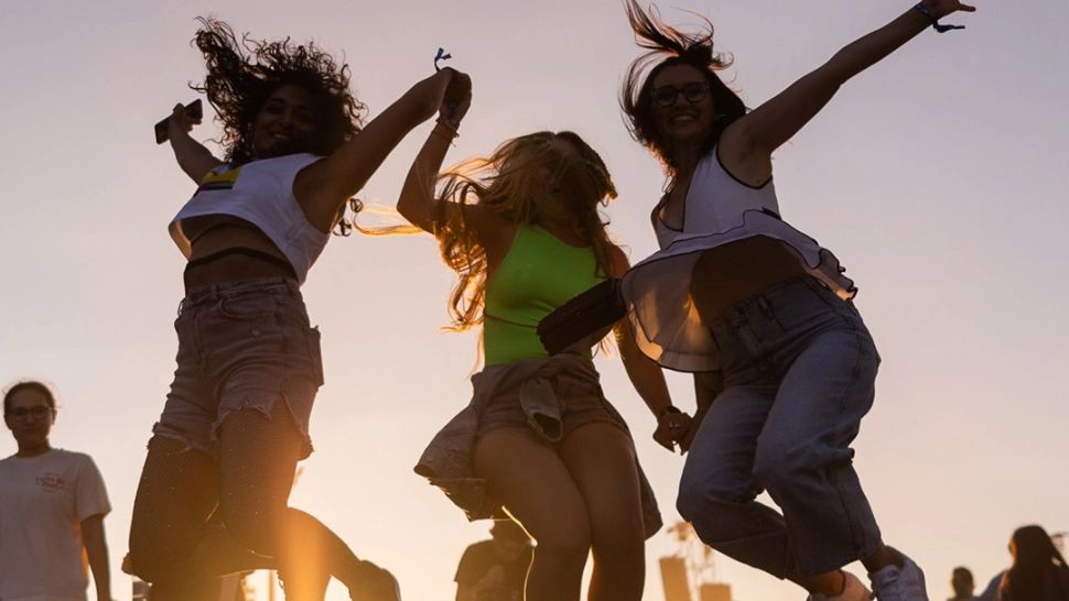 Peste 45.000 de festivalieri în prima zi Saga 2024  