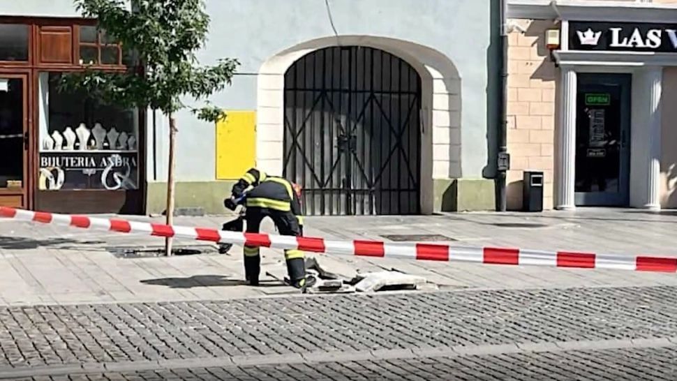 Panică în Sibiu, după ce pământul s-a zguduit: EXPLOZIE SUBTERANĂ! Pompierii, intervenție contracronometru - FOTO