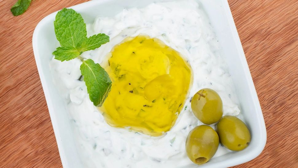 Sos Tzatziki, rețeta preferată a grecilor. Se prepară repede, este cremos și îl savurezi de te lingi pe degete