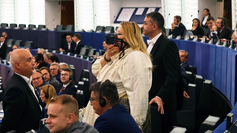 Diana Șoșoacă, scandal monstru în Parlamentul European, în ENGLEZĂ! Pe cine a făcut „criminală”. A fost dată afară din plenul ședinței GALERIE FOTO/VIDEO