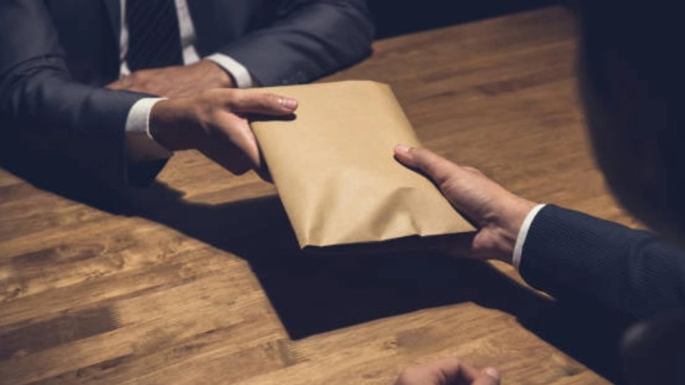 Mai mulți studenți au fost prinși că dădeau șpagă unui profesor ca să promoveze examenele. Procurorii au făcut peste 20 de percheziţii ca să-i prindă