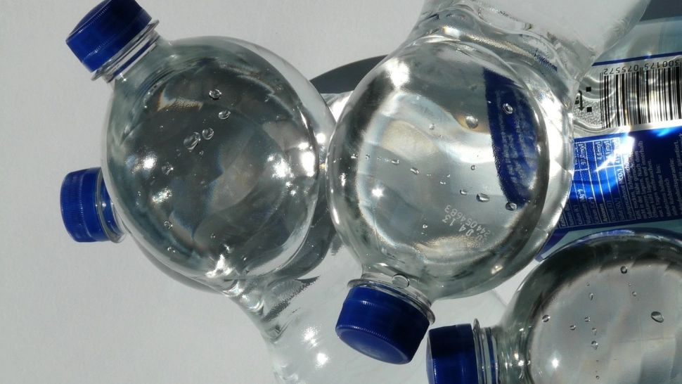 Sticlele de plastic cu capac ataşat au devenit obligatorii, în România. Ce pățesc comercianții care vând stocuri vechi