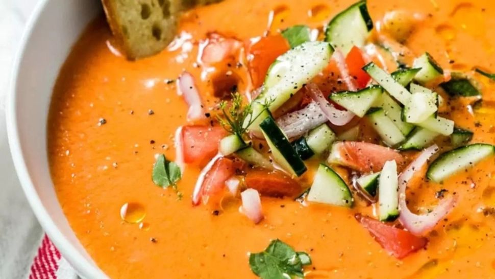 Două supe hrănitoare și hidratante pe care să le consumi când e caniculă: rețetele pentru Gazpacho și supa de castraveți