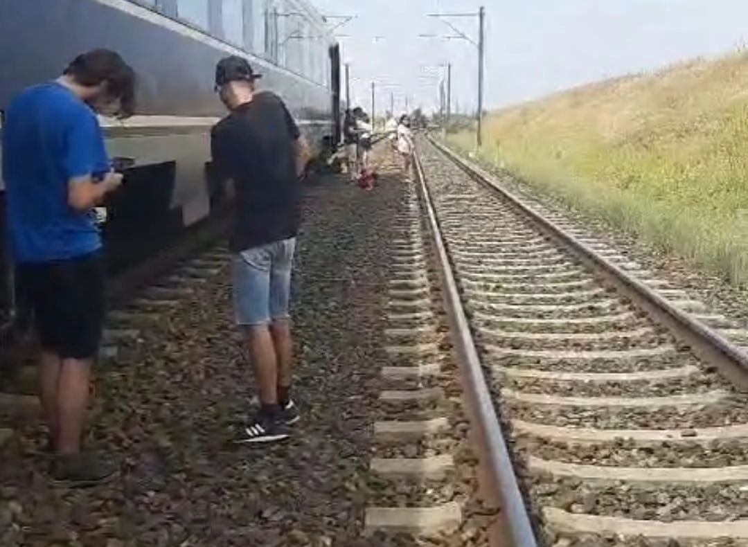 Un tren de marfă şi unul de călători au intrat pe aceeaşi linie! Circulaţie feroviară oprită temporar