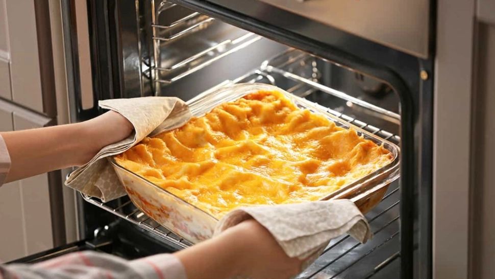 Trucul genial de curățare care îndepărtează rapid petele maronii de pe vasele de sticlă termorezistentă