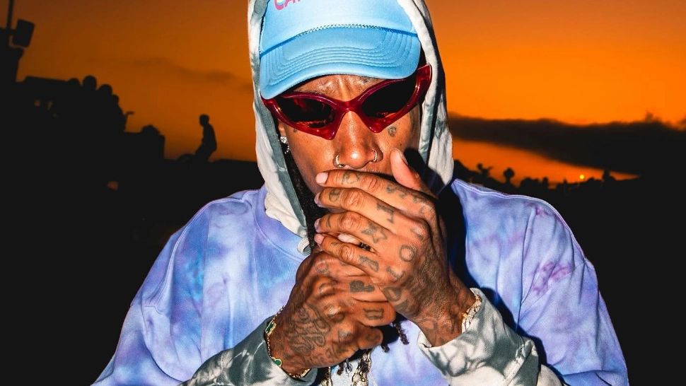 După ce l-au săltat de pe scenă pentru consum de droguri, rapperul Wiz Khalifa îi laudă pe polițiștii români pentru că i-au dat drumul: „Sunt cumsecade” 