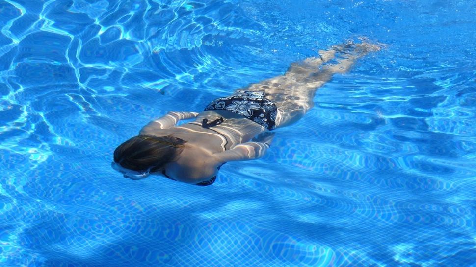 Clipe de panică la piscină: Un tânăr de 24 de ani a amenințat oamenii cu un cuțit