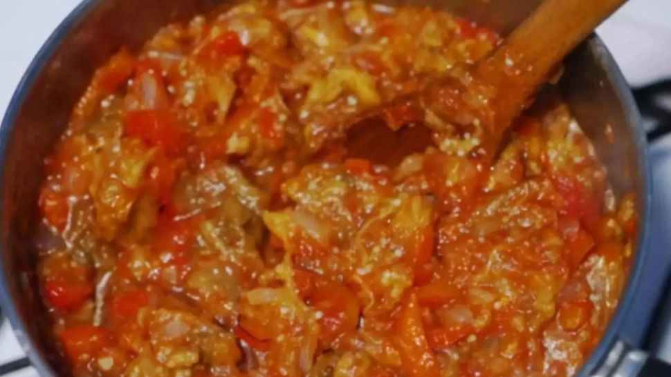 Cea mai gustoasă zacuscă. Ce trebuie să faci cu legumele înainte de a le căli: trucul lui Radu Anton Roman