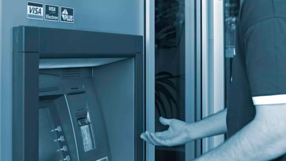 Când a apărut primul ATM bancar în România? Cum arătau primele aparate - FOTO