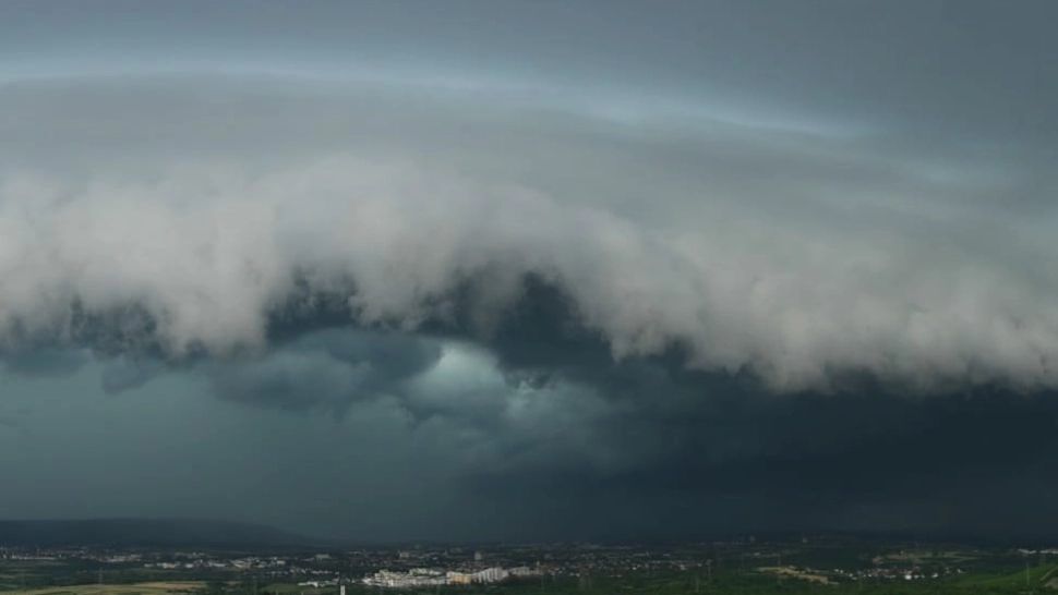 Furtuna a făcut ravagii în judeţul Hunedoara. Accesul spre Mănăstirea lui Arsenie BOCA, blocat de un arbore doborât de vânt - VIDEO 
