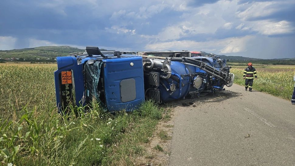 Cisternă cu 10 tone de petrol, răsturnată pe o șosea din Prahova. Trafic blocat, pompierii intervin la fața locului - FOTO