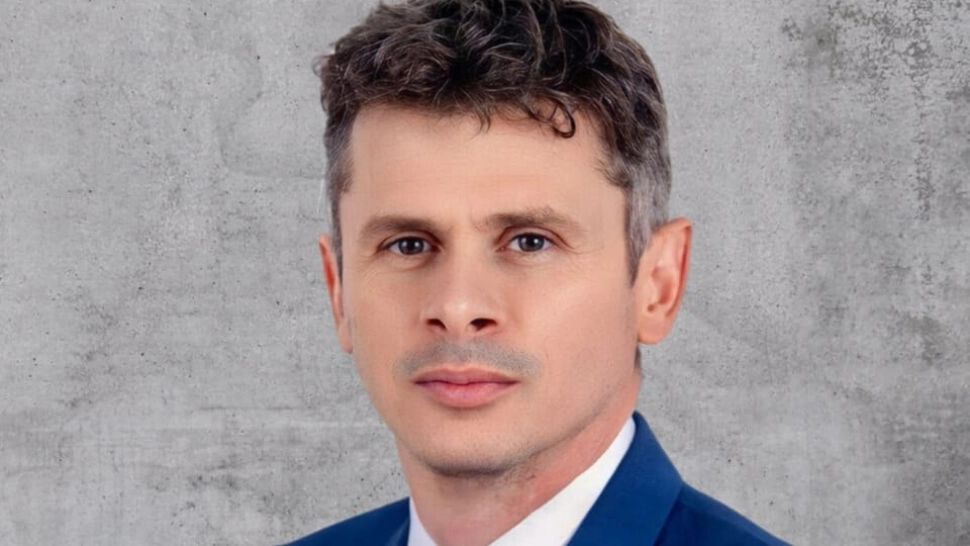 Bătaie în primăria din Toplița. Primarul ales, băgat în spital, cu mâna ruptă: „M-a lovit în faţă de m-a trântit la pământ!”