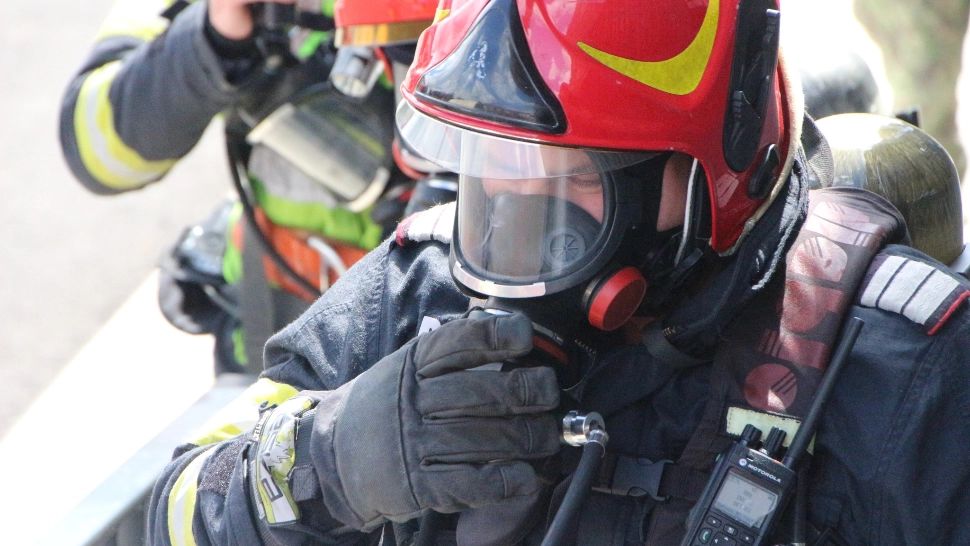 Incendiu puternic într-un bloc din București. Un bărbat a murit, alte 6 persoane au fost evacuate în ultima clipă 