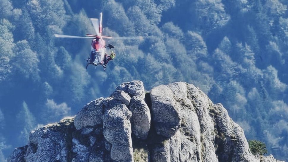 Două persoane rămase blocate în Munții Bucegi, recuperate de salvamontişti cu ajutorul unui elicopter. Anunțul Salvamont Prahova