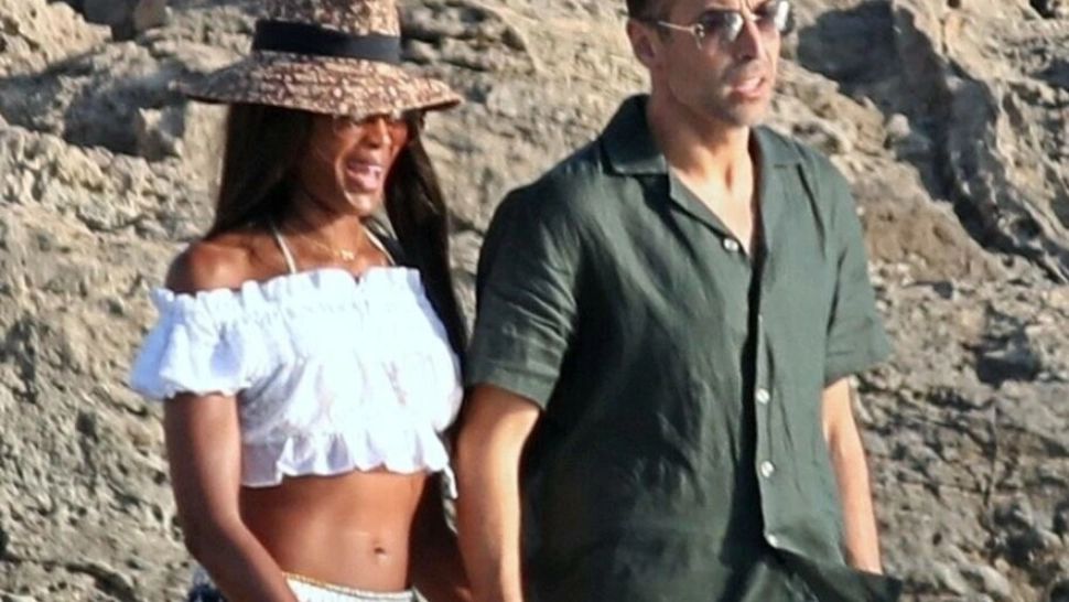 Naomi Campbell, apariție provocatoare la plajă la 54 de ani