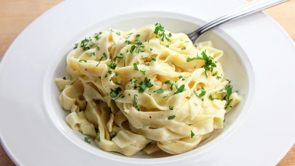 Paste Fettuccine Alfredo. O rețetă italiană, simplă și savuroasă! Cum gătești preparatul bogat și cremos
