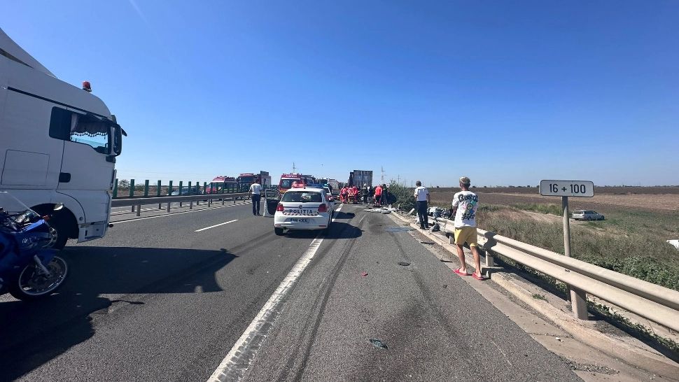 Accident înfiorător în Constanța: 12 victime! Planul Roșu a fost activat, după ce un microbuz a fost aruncat de un TIR de pe autostradă în șanț - VIDEO