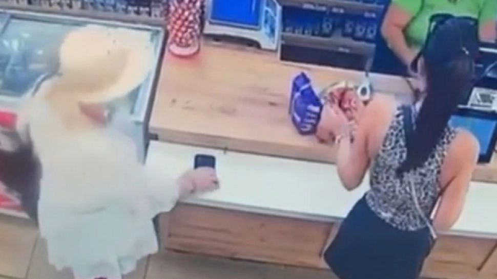 O femeie de 84 de ani, filmată în timp ce fură un telefon mobil dintr-un magazin
