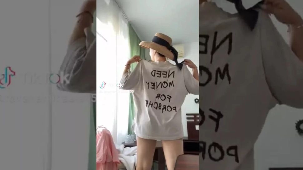 Videoclip incendiar cu purtătoarea de cuvânt a Prefecturii Iași. Îmbrăcată sumar, tânăra afișează un mesaj provocator - FOTO