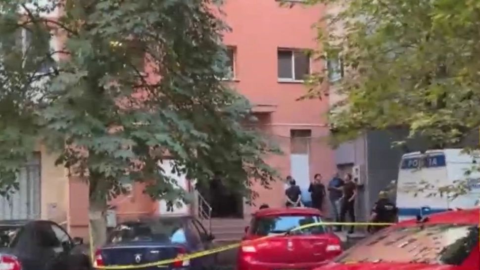 TRIPLĂ crimă în Capitală! O femeie și doi copii au fost găsiți fără viață într-un apartament! Doi suspecți, audiați