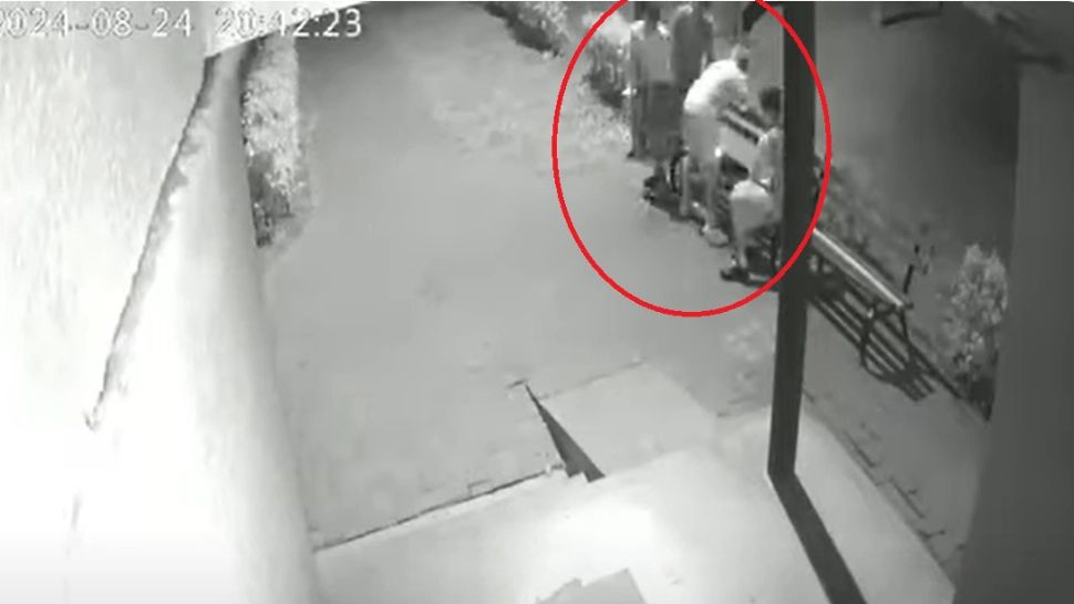 4 tineri, filmaţi în timp ce fură o bancă dintr-un cartier din Bacău. Imagini halucinante, surprinse de camerele din zonă 