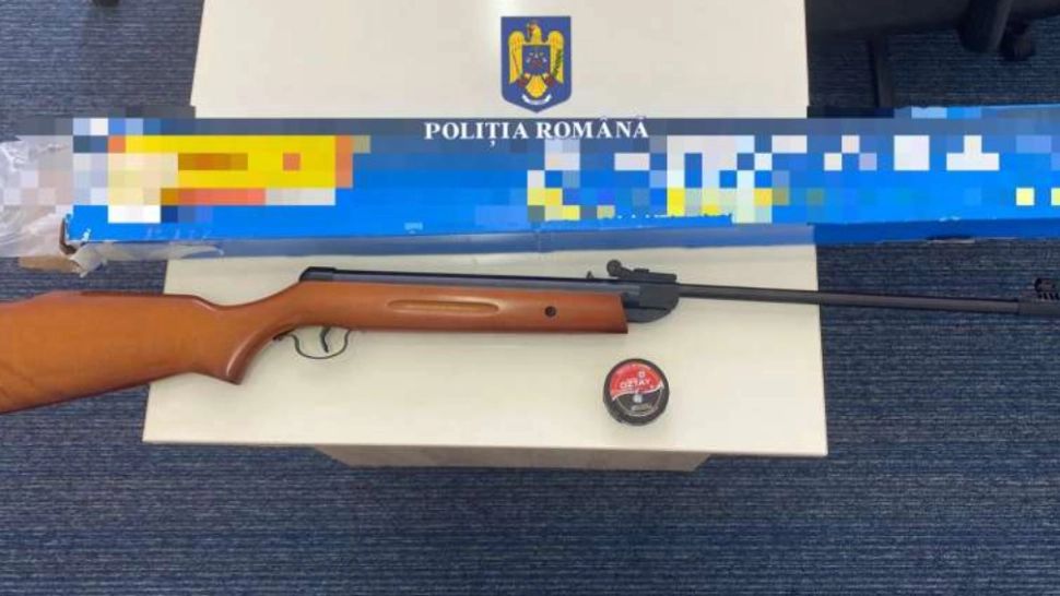 Arme şi muniţie, vândute ilegal pe o platformă online. Doi bărbați au fost reținuți de poliție