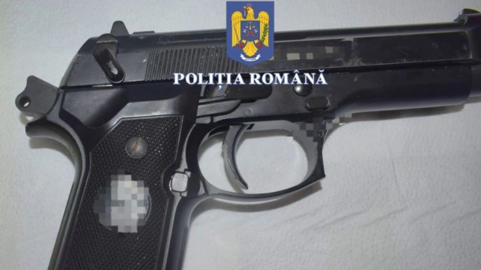 Doi bărbaţi acuzaţi că au tras cu o armă cu bile în geamurile unui restaurant din Mangalia, prinși înainte să fugă din țară. Mascații au descins la locuințele lor