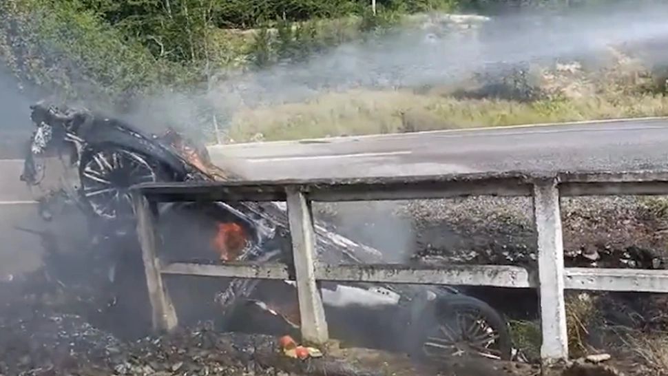 O mașină s-a răsturnat şi a luat foc în urma impactului cu un alt autoturism. Accident spectaculos la Suceava