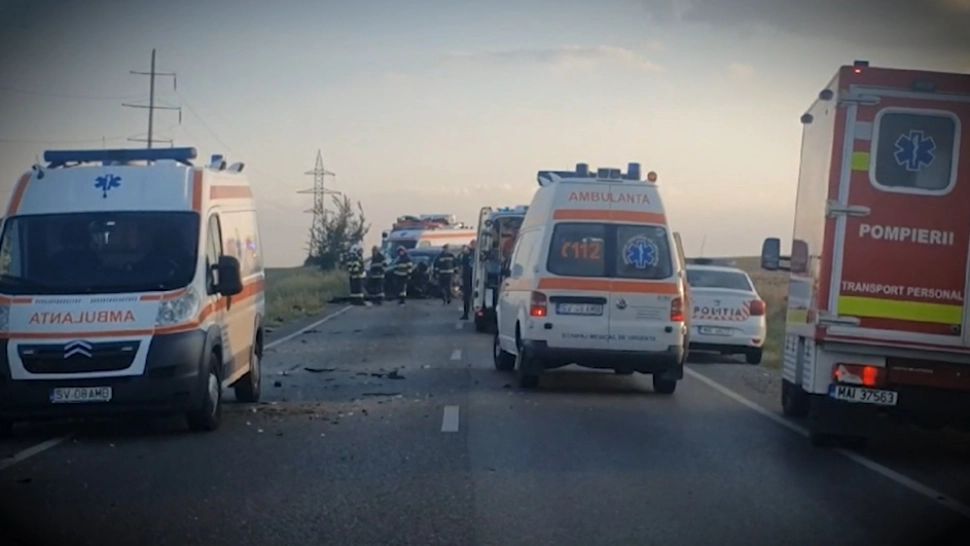 Accident de proporții pe DN2, în județul Suceava. Două persoane au murit şi alte 8, inclusiv doi copii, au fost rănite: a fost activat Planul Roșu de intervenție