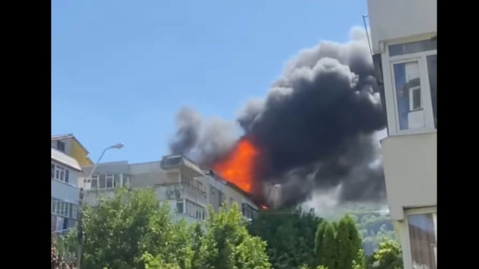 Acoperișul unui bloc din Piatra Neamț, cuprins de incendiu. Un nor gros de fum negru a acoperit cerul VIDEO