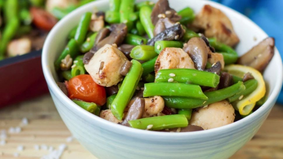 Rețetă de salată bogată în proteine, care te va ajuta să te menții în formă. E gustoasă, hrănitoare și ușor de făcut