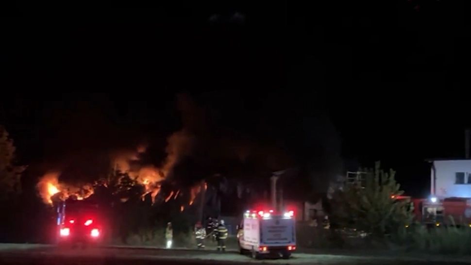 Incendiu de proporții lângă Capitală. A ars un depozit de vopseluri și solvenți inflamabili