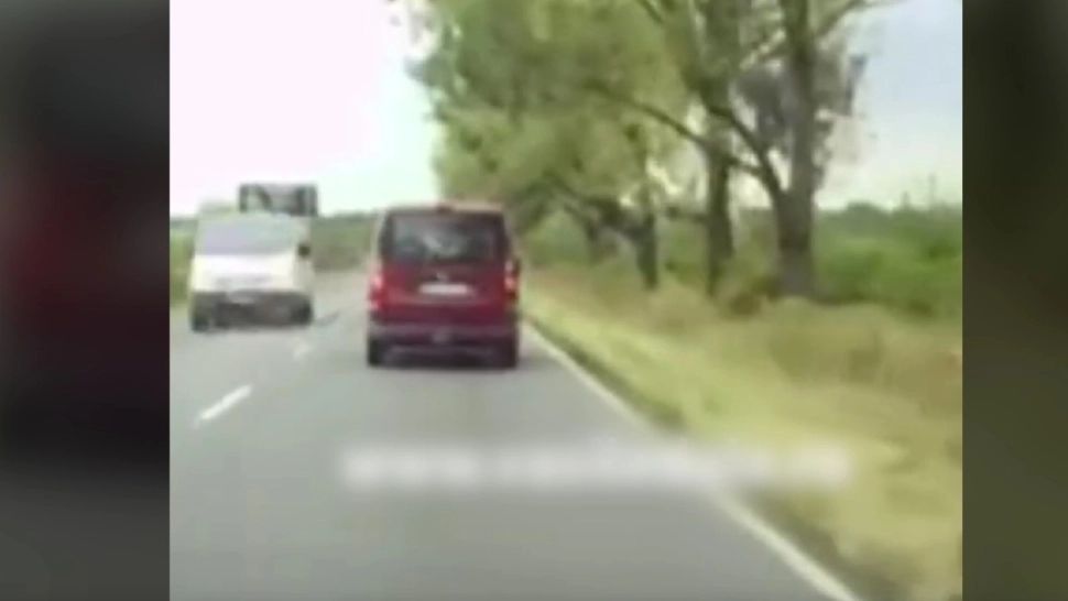 Accident mortal evitat la secundă! Imagini halucinante
