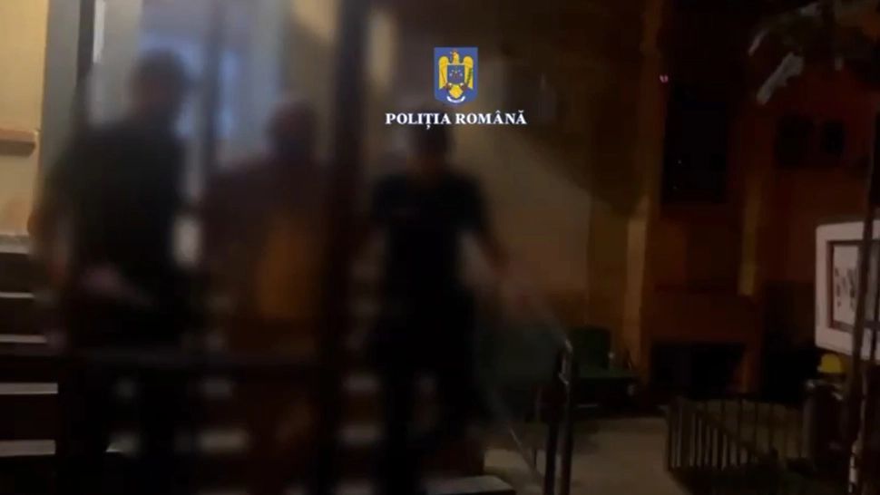 Un bărbat și-a ieșit din minți pentru că nu a fost servit în supermarket și și-a chemat tatăl să-l ajute cu„răzbunarea”. Scandalul s-a terminat în arestul poliției