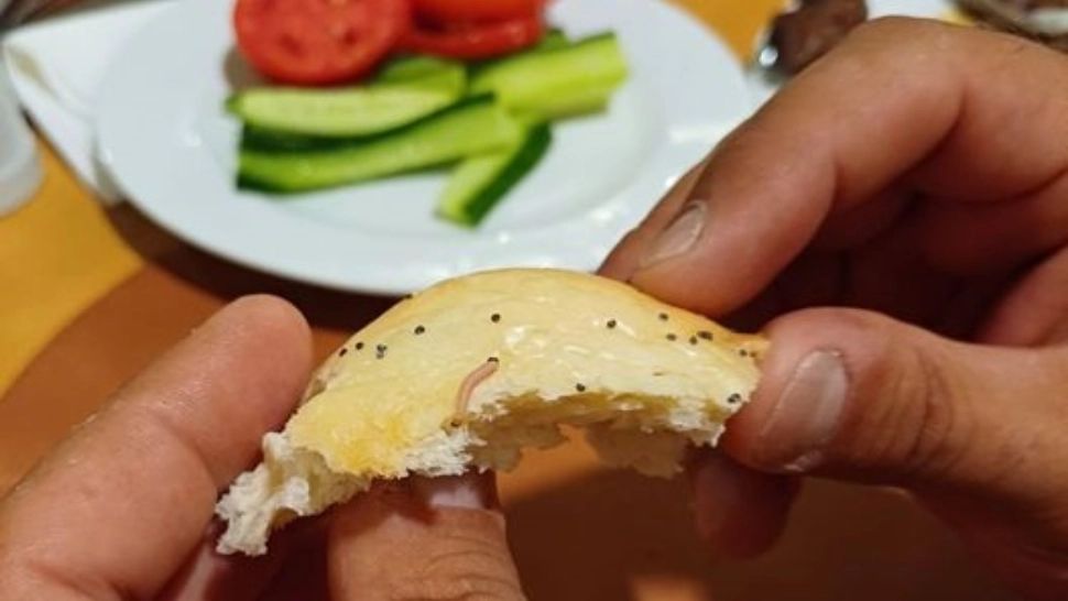 Un român s-a trezit cu viermi în mâncarea servită la hotelul de lux din Antalya  