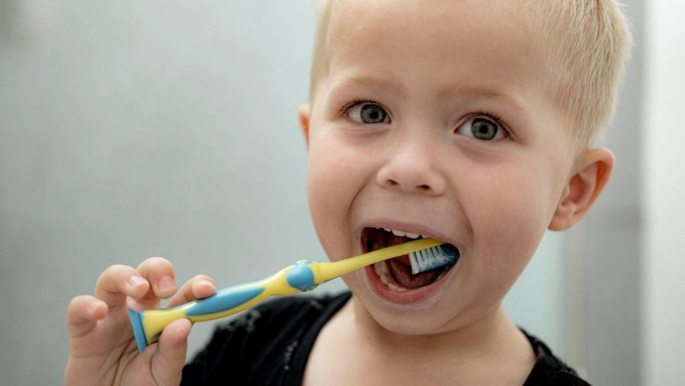 Sfatul medicului dentist. Cum se întreține dantura copiilor? 9 metode practice