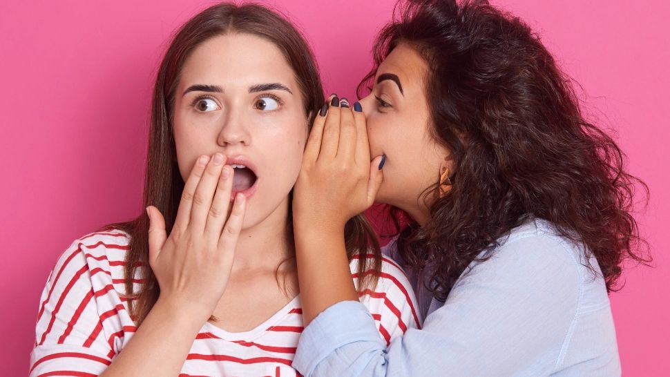 Motivele nebănuite pentru care ne bârfesc oamenii, și cum să le închidem gura iscoditoare într-o manieră diplomatică 