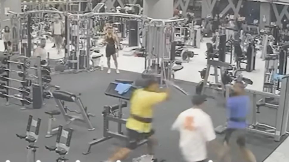 VIDEO - Bătaie ca-n filme într-o sală de fitness din Timișoara. Un luptător a ajuns la spital după ce a fost înjunghiat 