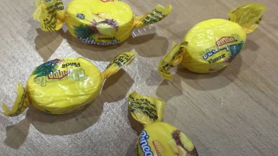 Droguri în bomboane, distribuite de o asociație caritabilă la peste 300 de familii. Valoarea de piață a unei bomboane: peste 600 de dolari VIDEO