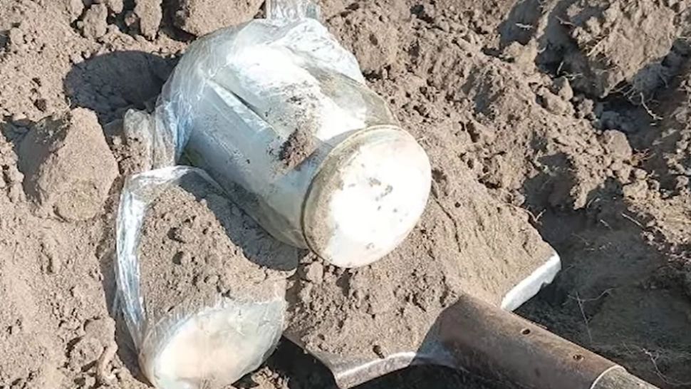 Scene de comedie: Și-a ascuns banii în borcane, le-a îngropat în grădină, apoi a uitat locul. Polițiștii au săpat două zile să dea de „comoară”